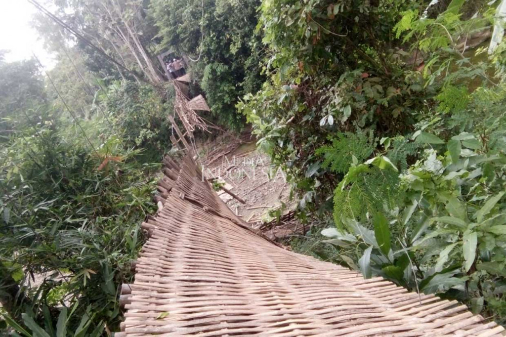 Jembatan gantung di Desa Ciparay, Kecamatan Cidolog, Ciamis, Jawa Barat, putus saat dilewati secara bersama-sama puluhan warga, Selasa, 10 Juli 2018 sekitar pukul 10.00 WIB. 