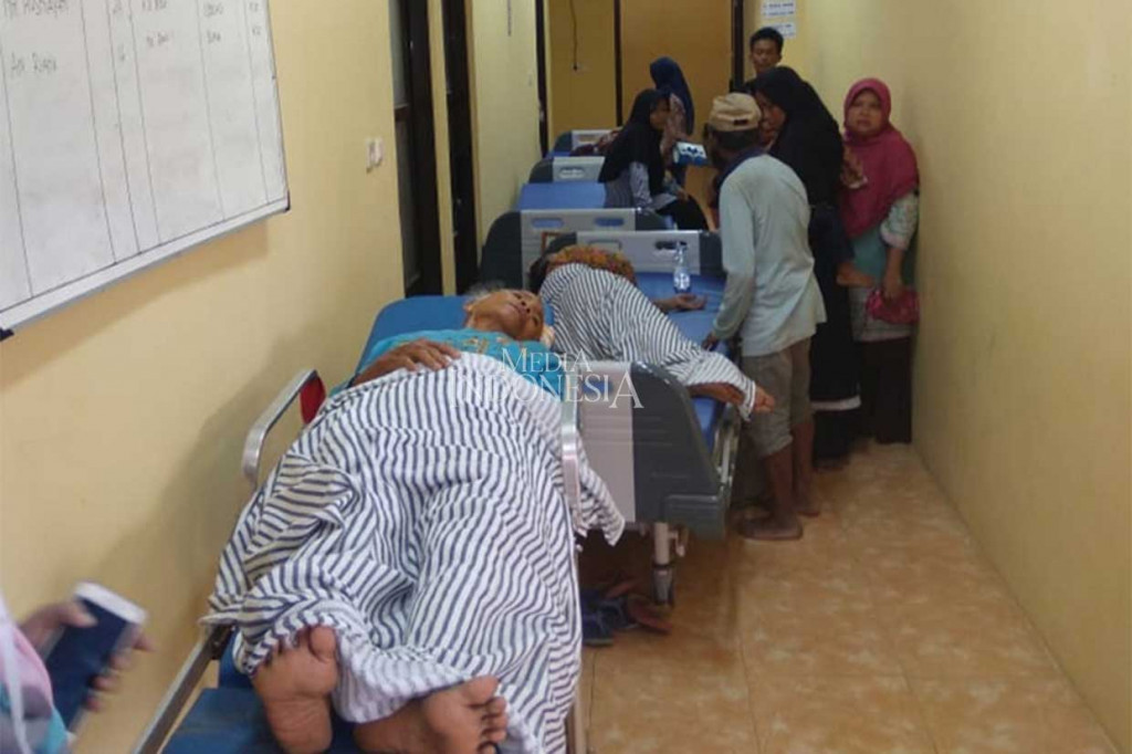 Para korban saat ini menjalani perawatan di Puskesmas Cilodog. Sementara penyebab putusnya jembatan diduga akibat kelebihan beban.