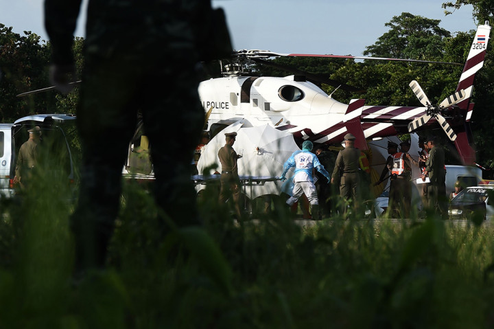 Mereka langsung dibawa dengan menggunakan helikopter ke sebuah rumah sakit di dekat Chiang Rai begitu muncul di mulut gua.