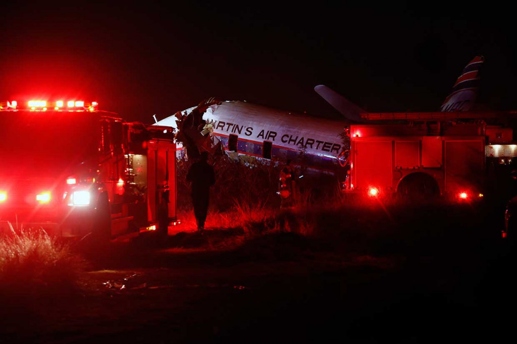 Pesawat yang membawa 19 penumpang termasuk pilot itu jatuh sekitar lima kilometer (tiga mil) timur bandara, menabrak sebuah bangunan pabrik kecil.