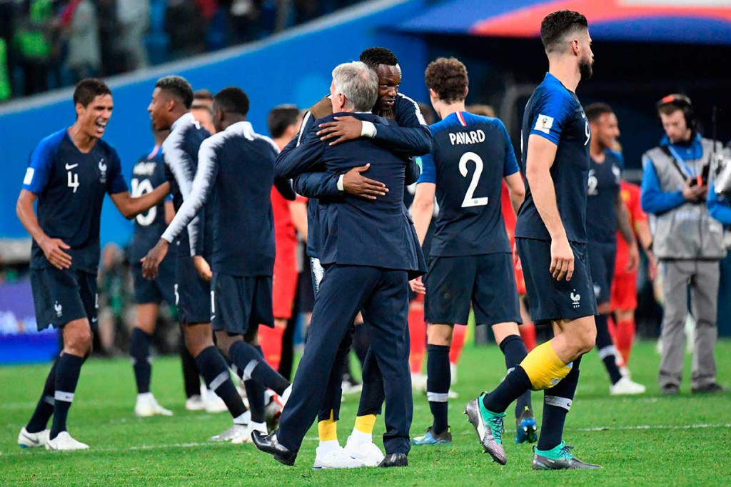 Pelatih Prancis Didier Deschamps memeluk satu-persatu pemainnya.