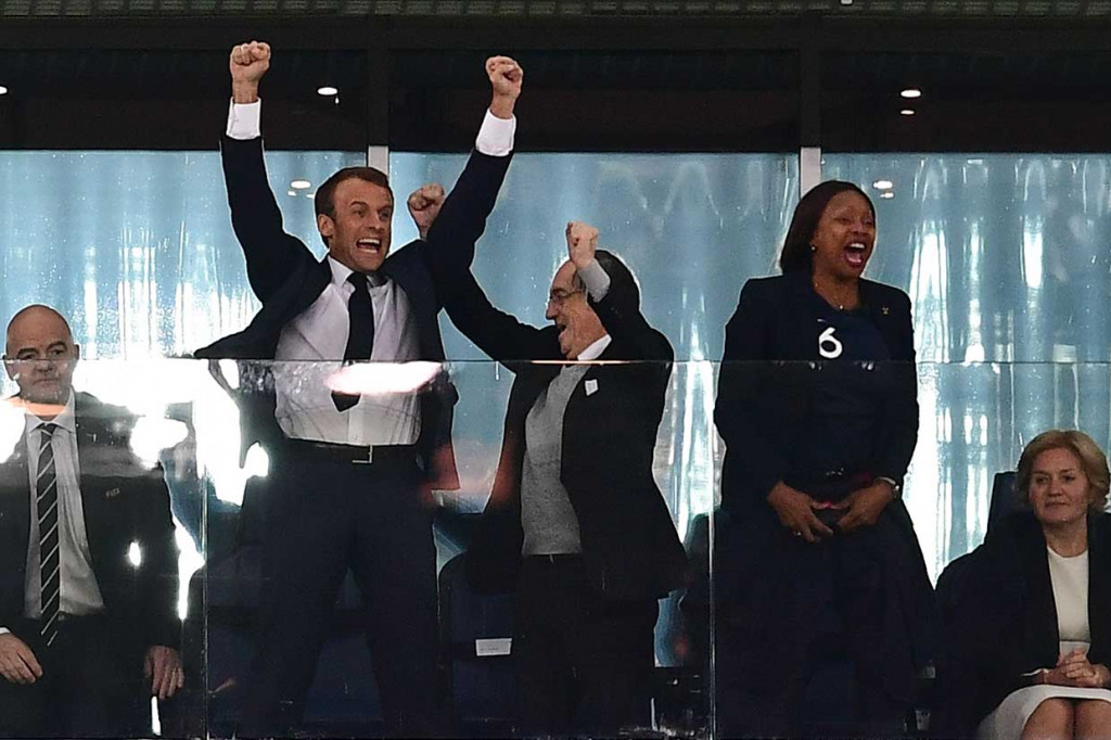 Kegembiraan juga terpancar di wajah Presiden Prancis Emmanuel Macron yang menonton langsung pertandingan di dalam stadion.
