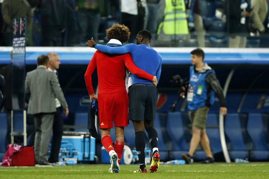 Menjadi lawan di lapangan, pemain Belgia Marouane Fellaini dan gelandang Prancis Paul Pogba saling berangkulan usai laga. Kedua pemain berasal dari klub yang sama, yaitu Manchester United.