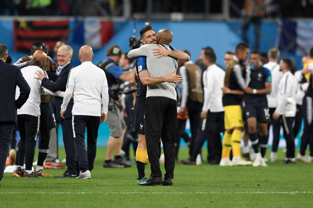 Asisten pelatih Belgia yang juga legenda timnas Prancis Thierry Henry memberi selamat kepada gelandang Les Blues Olivier Giroud.