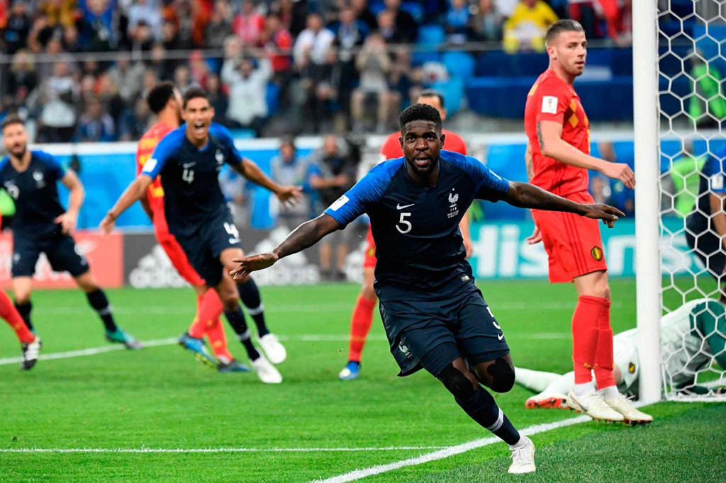 Umtiti melakukan selebrasi usai menjebol gawang Thibaut Courtois.