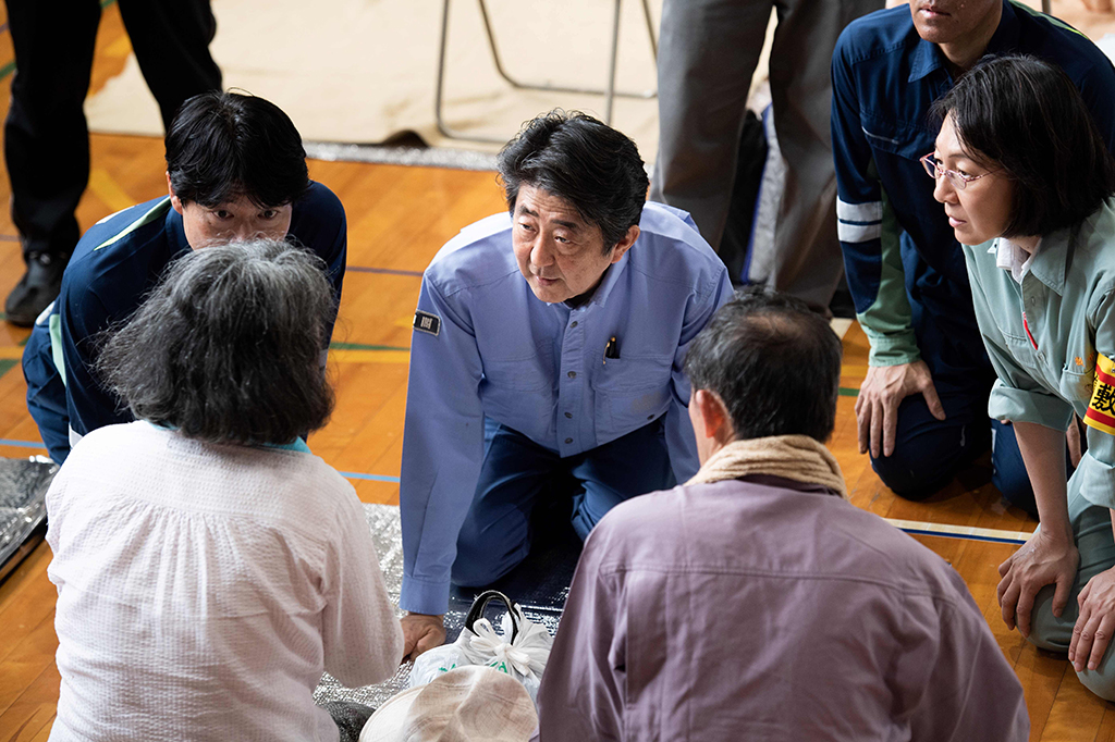 Kunjungan Abe ini untuk melihat kondisi korban dan memantau pemukiman yang dilanda banjir besar di Kurashiki.
