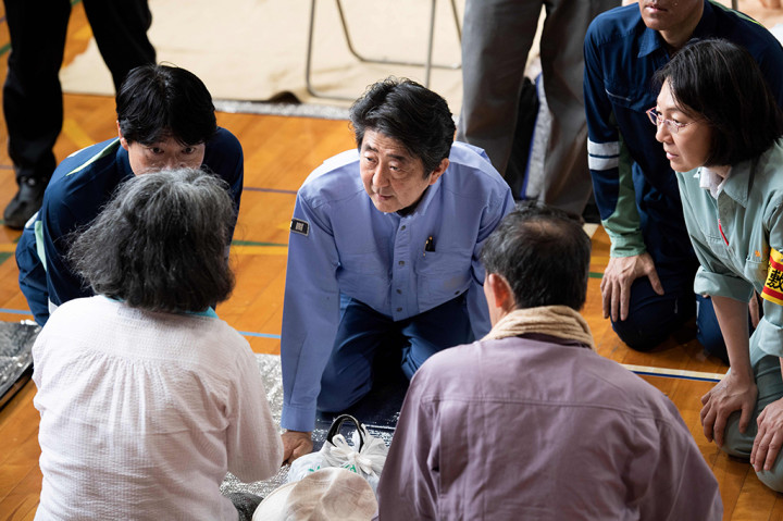 Kunjungan Abe ini untuk melihat kondisi korban dan memantau pemukiman yang dilanda banjir besar di Kurashiki.
