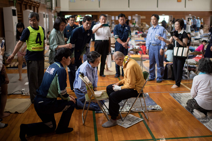 Lebih dari 10.000 orang masih berada di penampungan di sebagian besar Jepang tengah dan barat, kata media lokal, termasuk di sebuah sekolah di kota Kurashiki di Prefektur Okayama.