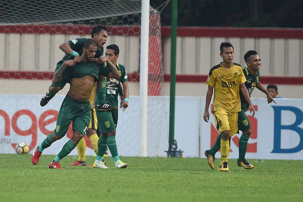 Sejumlah pesepak bola Persebaya Surabaya merayakan gol yang dicetak David Da Silva (kedua kiri) ke gawang Bhayangkara FC dalam laga lanjutan Liga 1 di Stadion PTIK.