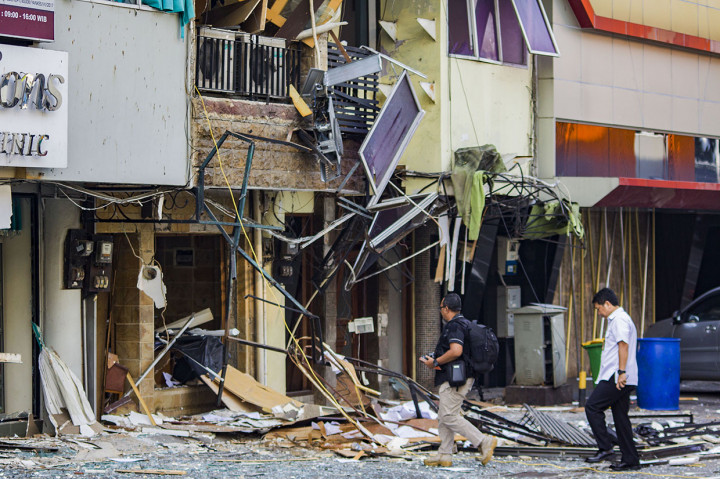 Tampak material bangunan ruko mengalami kerusakan cukup parah. Serpihan kerusakan pun berserakan di depan ruko tersebut.