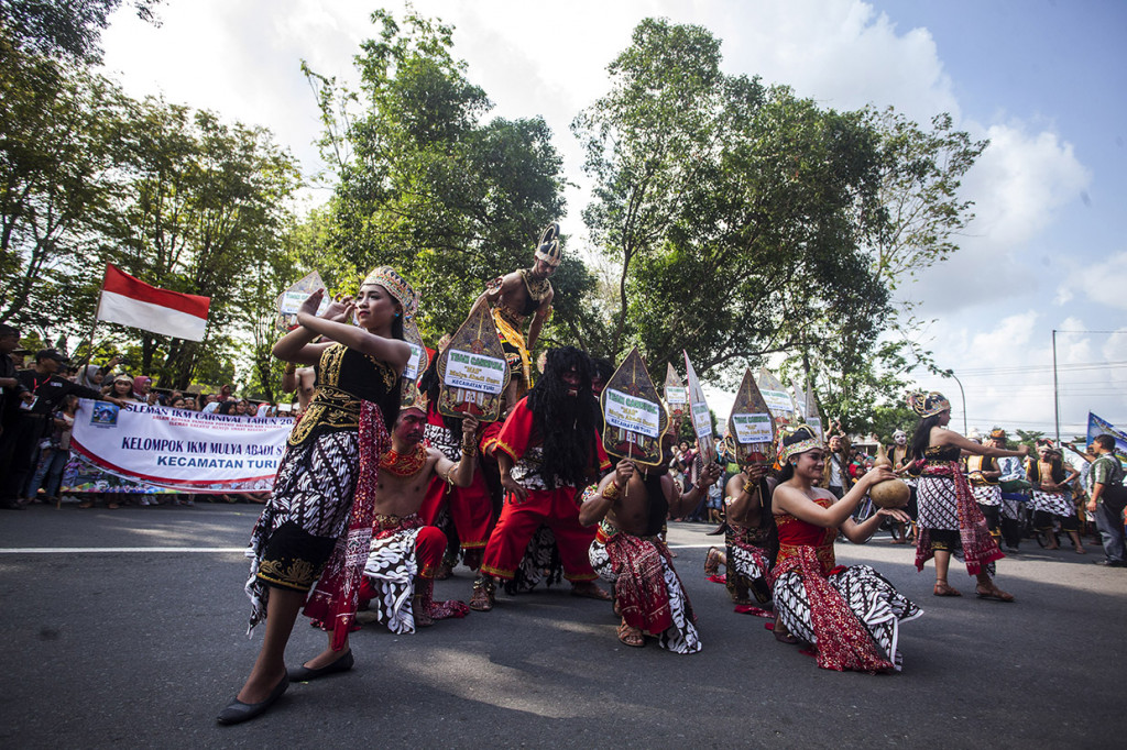 Peserta menggelar pertunjukkan saat acara Industri Kecil dan Menengah (IKM) Carnival 2018 di Denggung, Sleman, DI Yogyakarta.
