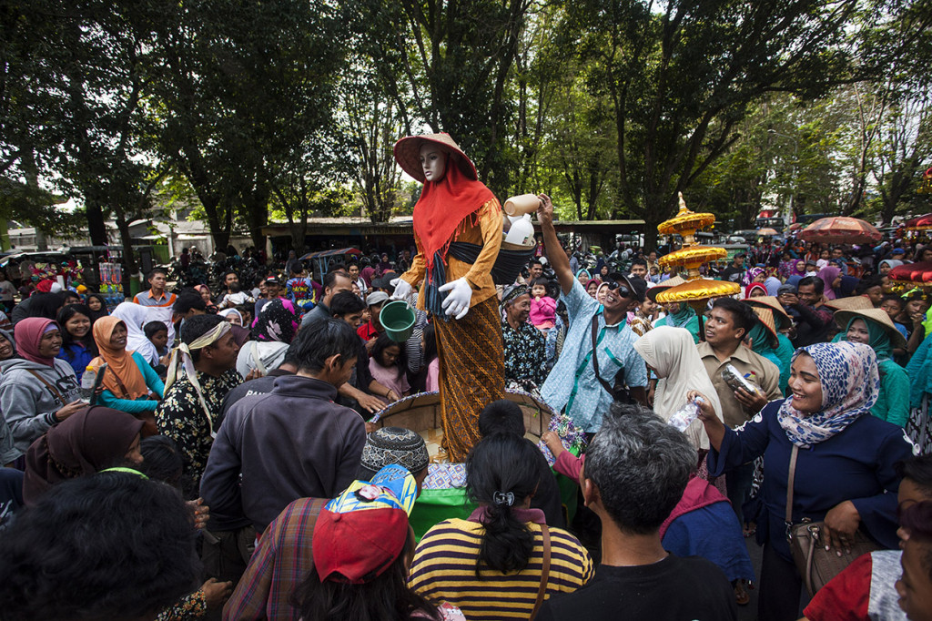 Sejumlah warga berebut jamu saat acara Industri Kecil dan Menengah (IKM) Carnival 2018 di Denggung, Sleman, DI Yogyakarta.

