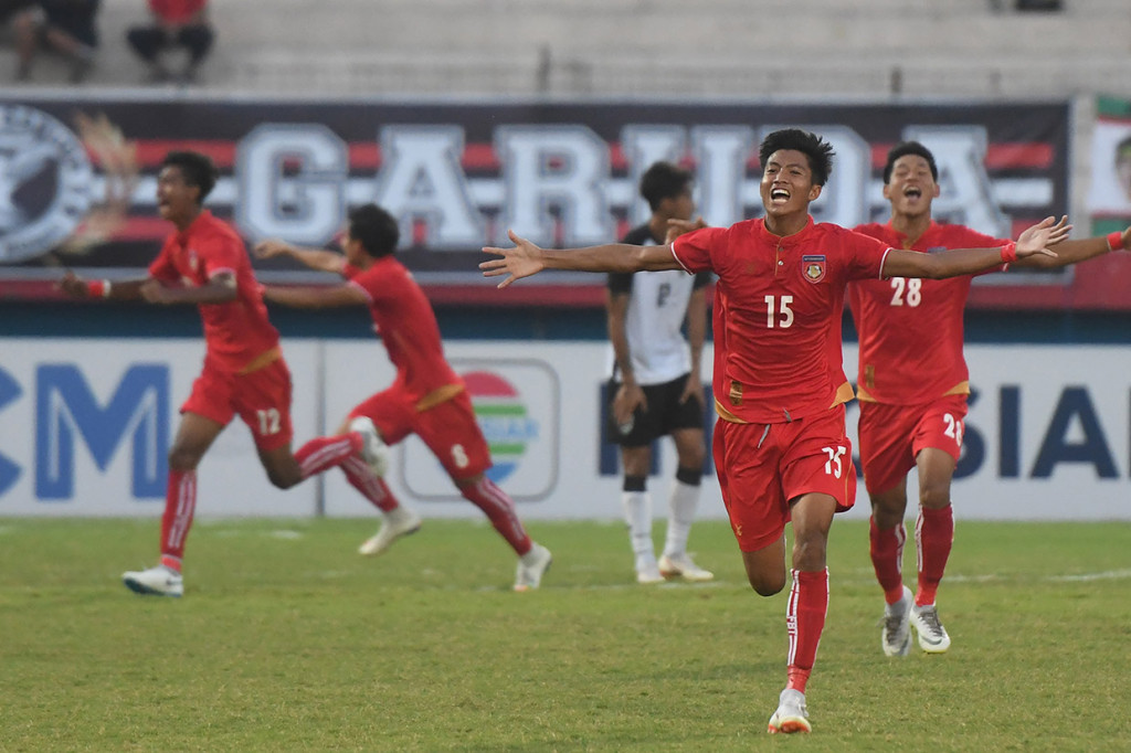 Pesepakbola Myanmar U19 Win Naing Tun (kanan) melakukan selebrasi ketika berhasil mencetak gol ke gawang Thailand U19 pada semi final Piala AFF U19 di Gelora Delta Sidoarjo, Sidoarjo, Jawa Timur.