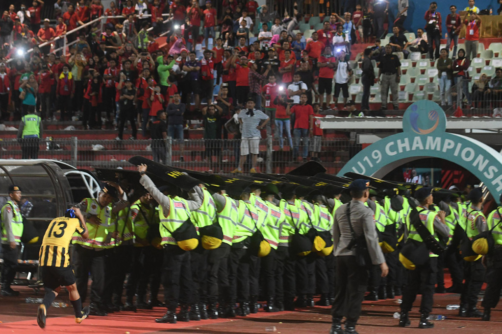Setelah pertandingan, insiden yang tidak mengenakkan terjadi di stadion. Kericuhan penonton menghiasi duka cita para pemain yang baru saja menelan kekalahan dari Tim Muda Harimau Malaya. Petugas keamanan berusaha melindungi pesepak bola Malaysia U19 dari lemparan suporter Indonesia.
