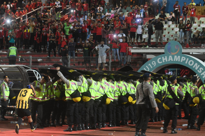 Setelah pertandingan, insiden yang tidak mengenakkan terjadi di stadion. Kericuhan penonton menghiasi duka cita para pemain yang baru saja menelan kekalahan dari Tim Muda Harimau Malaya. Petugas keamanan berusaha melindungi pesepak bola Malaysia U19 dari lemparan suporter Indonesia.
