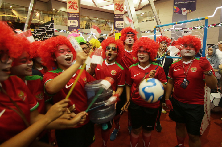 Karyawan Bursa Efek Indonesia memakai atribut olahraga saat mengikuti perayaan HUT ke-26 Bursa Efek Indonesia di Jakarta.