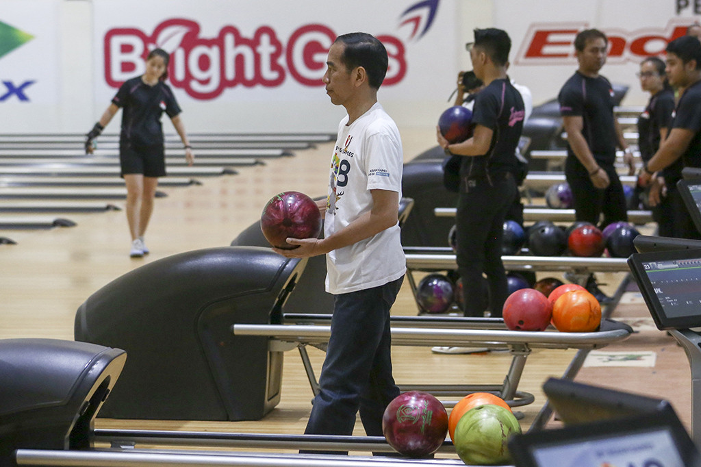 Presiden Joko Widodo didampingi sejumlah Menteri Kabinet Kerja, mengunjungi arena boling untuk memastikan kesiapannya untuk pelaksanaan Asian Games 2018.