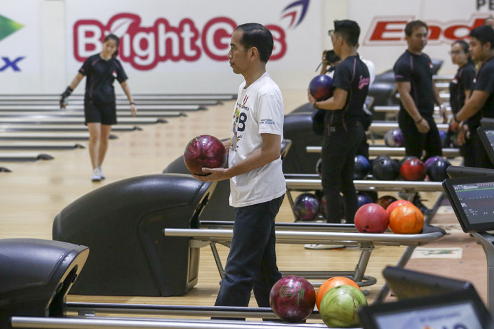 Presiden Joko Widodo didampingi sejumlah Menteri Kabinet Kerja, mengunjungi arena boling untuk memastikan kesiapannya untuk pelaksanaan Asian Games 2018.