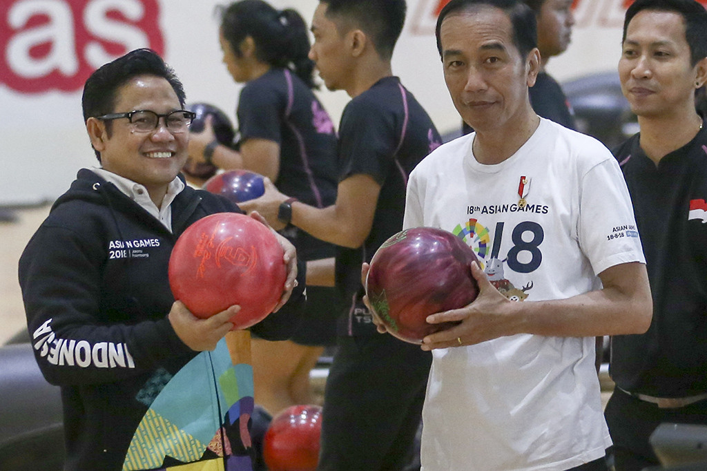 Jokowi dan Ketum PKB Muhaimin Iskandar (Cak Imin) saat bermain bowling bersama.