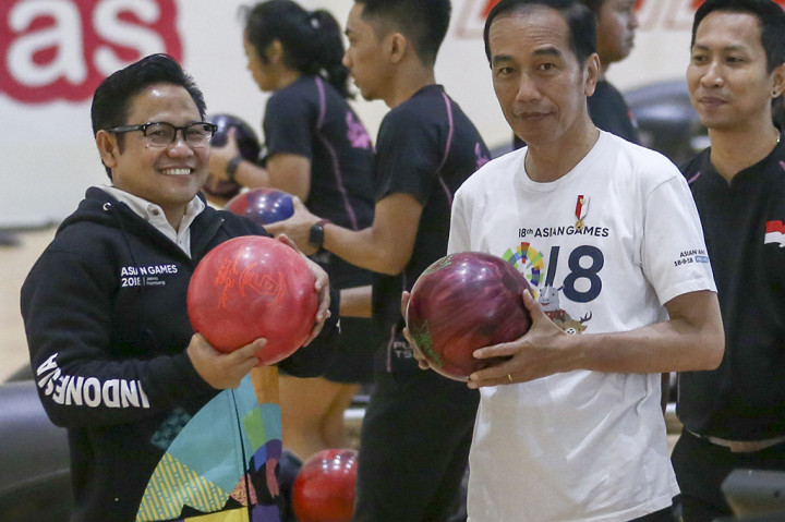 Jokowi dan Ketum PKB Muhaimin Iskandar (Cak Imin) saat bermain bowling bersama.