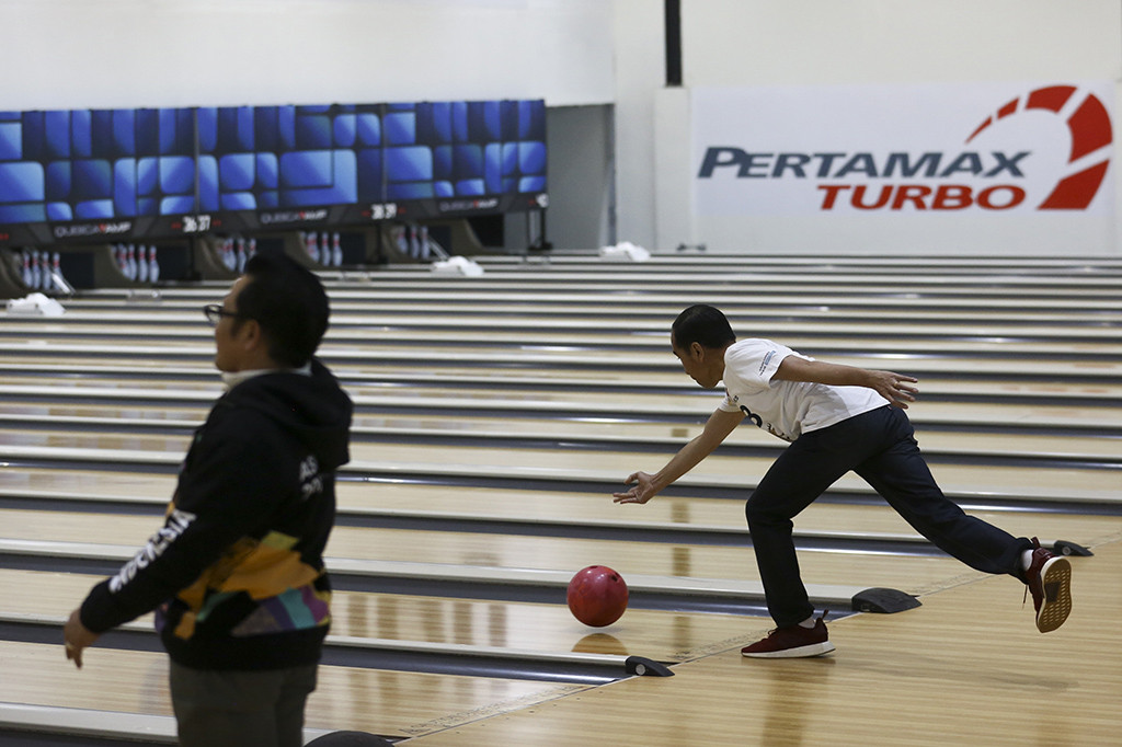 Presiden Joko Widodo melempar bola saat mencoba lintasan arena Jakabaring Boling Center untuk Asian Games ke-18 di Jakabaring Sport City (JSC), Palembang, Sumateran Selatan.