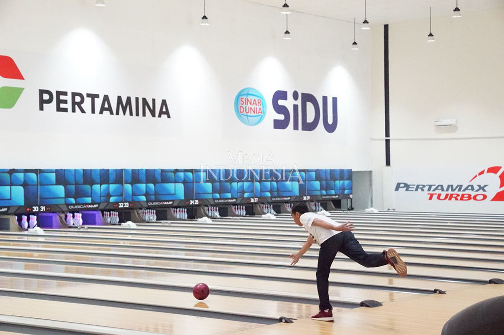 Selanjutnya rombongan bergerak ke venue Bowling Center. Jokowi begitu kagum mengingat Bowling Center JSC memiliki 40 lane dan terbaik di Asia dengan perlatan tercanggih. Jokowi juga menyempatkan bermain bowling.