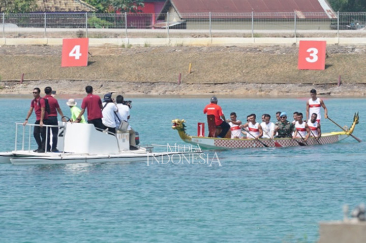 Terakhir, Jokowi ke venue Dayung dan menjajal kesempatan mendayung di atas perahu naga bersama para atlet nasional.