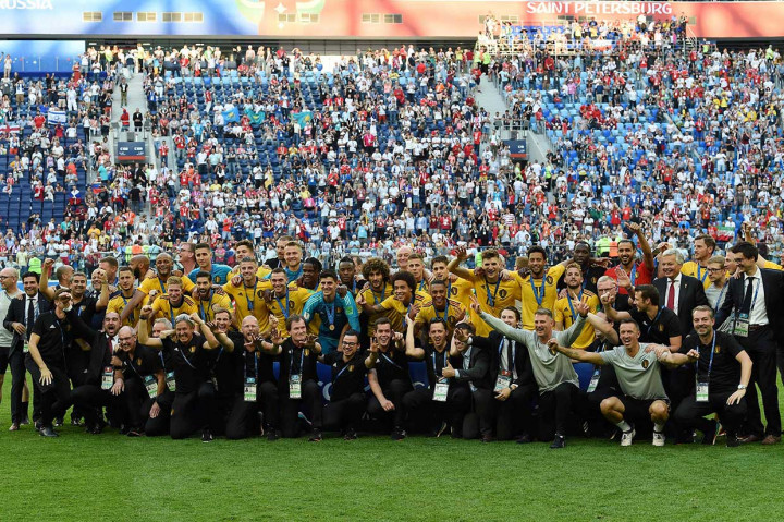 Penggawa Timnas Belgia berfoto bersama usai pengalungan medali perunggu.