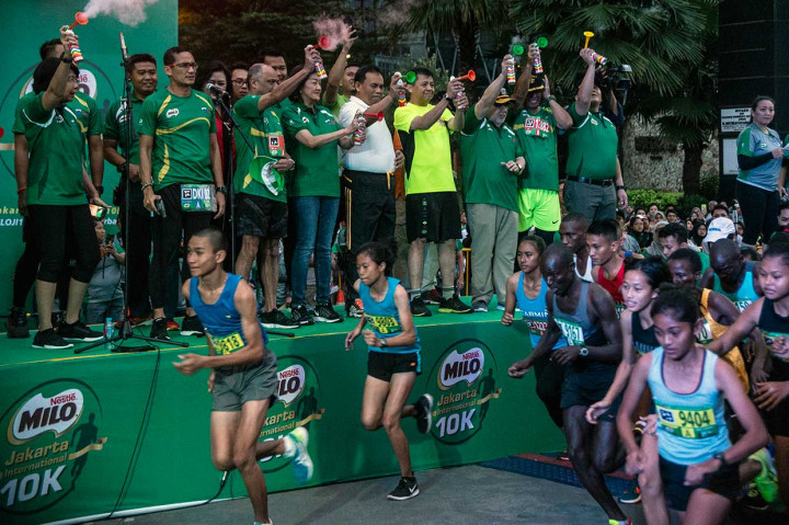Lomba lari Jakarta 10K dilepas oleh Wakil Gubernur DKI Jakarta Sandiaga Uno (kedua kiri) bersama Presiden Direktur PT Nestle Indonesia Dharnesh Gordhon (ketiga kiri) dan Business Executive Manager Beverages PT Nestle Indonesia Prawitya Soemadijo.