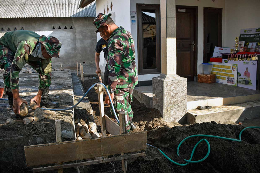 Perbaikan rumah tersebut dilakukan oleh anggota TNI, Polri dibantu dengan pembiayaan BUMN salah satunya ITDC serta masyarakat dan pemangku kepentingan lainnya.