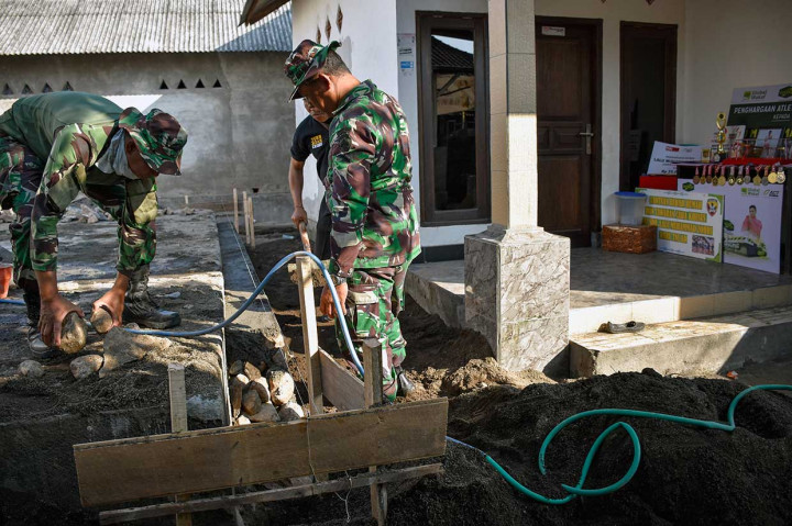 Perbaikan rumah tersebut dilakukan oleh anggota TNI, Polri dibantu dengan pembiayaan BUMN salah satunya ITDC serta masyarakat dan pemangku kepentingan lainnya.