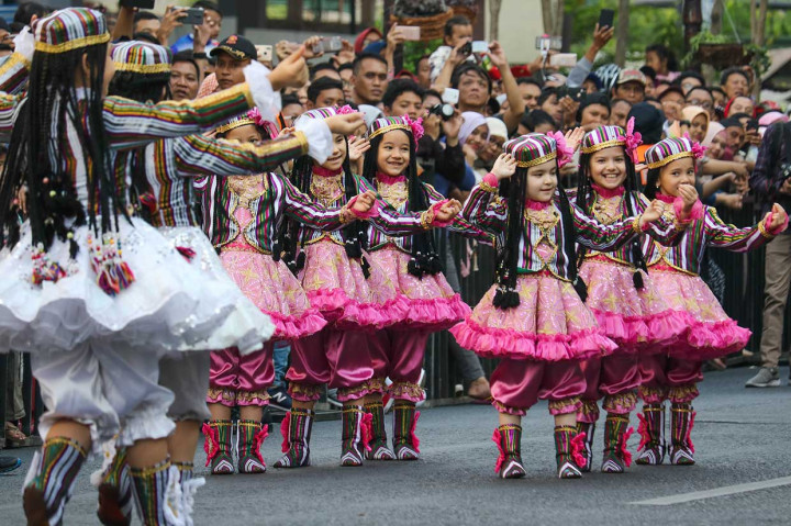 Peserta dari negara Uzbekistan menampilkan tarian tradisional pada pembukaan festival Surabaya Cross Culture International di Jalan Tunjungan Surabaya, Jawa Timur, Minggu, 15 Juli 2018.