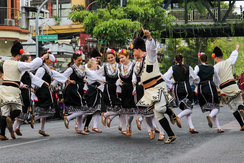 Peserta dari Bulgaria unjuk kebolehan dengan menampilkan tari tradisional negaranya.