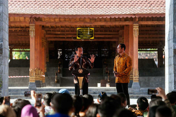 Dalam kesempatan itu, Presiden juga meminta aktor Ario Bayu untuk menjelaskan manfaat yang bisa didapatkan masyarakat jika menonton film itu. 