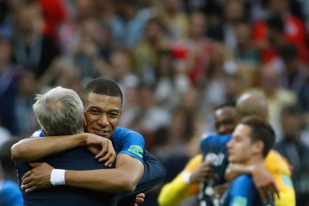 Sukacita melanda para pemain, pelatih, dan ofisial, serta puluhan ribu suporter  Prancis. Pelatih Didier Deschamps memeluk satu per satu para pemain. Kegembiraan terpancar di wajah mereka.