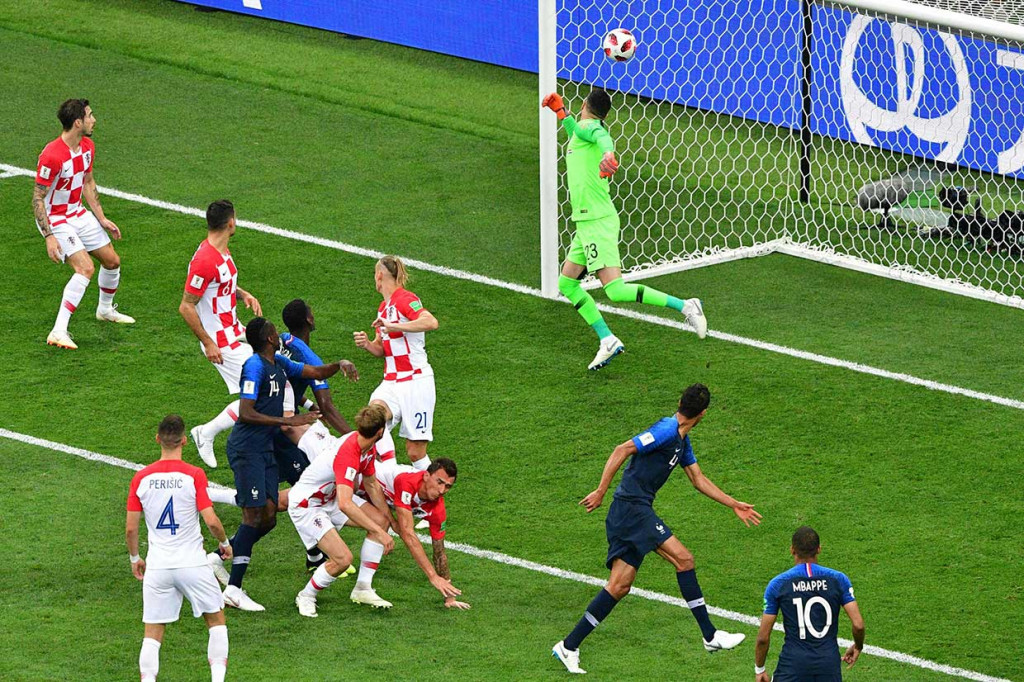 Prancis membuka keunggulan lewat gol bunuh diri Mario Mandzukic pada menit ke-18. Tendangan bebas Antoine Griezmann mengenai kepalanya dan masuk ke gawang sendiri.
