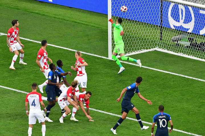 Prancis membuka keunggulan lewat gol bunuh diri Mario Mandzukic pada menit ke-18. Tendangan bebas Antoine Griezmann mengenai kepalanya dan masuk ke gawang sendiri.