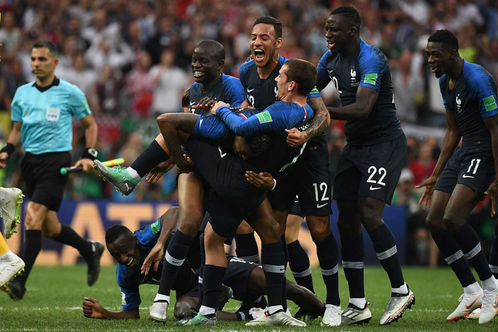Tidak ada tambahan gol lagi hingga laga usai. Prancis menjuarai Piala Dunia untuk kedua kalinya menyusul kesuksesan mereka di kandang sendiri 20 tahun silam.