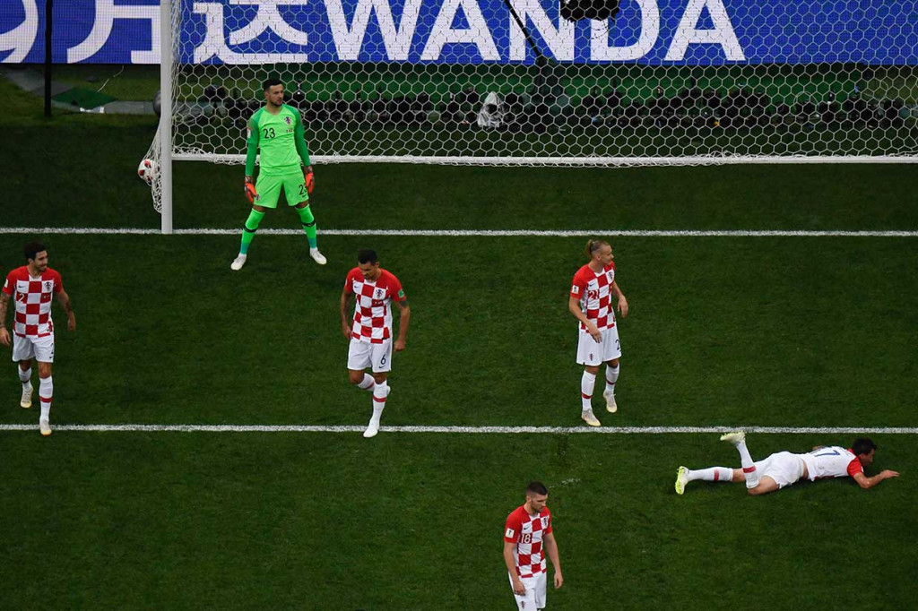 Mandzukic menjadi orang pertama yang mencetak gol bunuh diri di final Piala Dunia. Itu merupakan gol bunuh diri ke-12 di turnamen akbar ini.