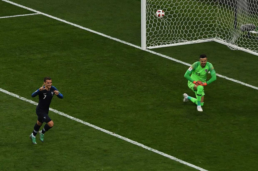 Pada menit ke-28 wasil asal Argentina Nestor Pitana menghadiahkan penalti ke-28 di turnamen ini untuk Prancis menyusul handball yang dilakukan oleh Perisic. Antoine Griezmann dengan dingin melakukan eksekusi. 2-1 untuk Prancis.