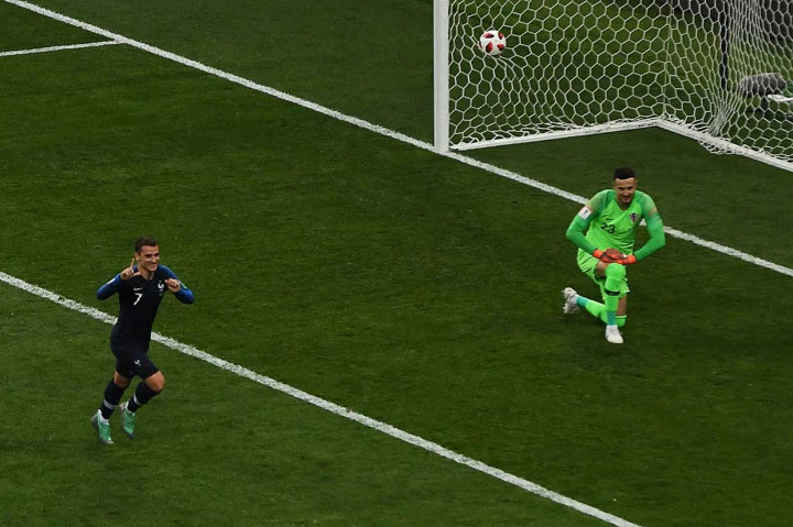 Pada menit ke-28 wasil asal Argentina Nestor Pitana menghadiahkan penalti ke-28 di turnamen ini untuk Prancis menyusul handball yang dilakukan oleh Perisic. Antoine Griezmann dengan dingin melakukan eksekusi. 2-1 untuk Prancis.