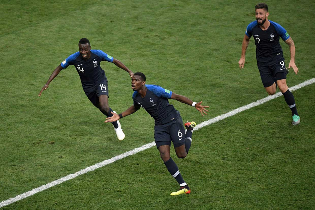 Pogba melakukan selebrasi bersama rekan-rekan setimnya.