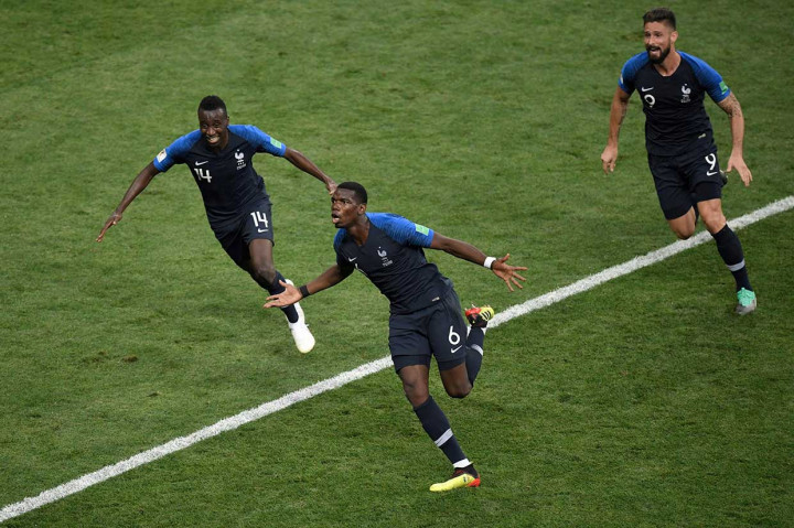 Pogba melakukan selebrasi bersama rekan-rekan setimnya.