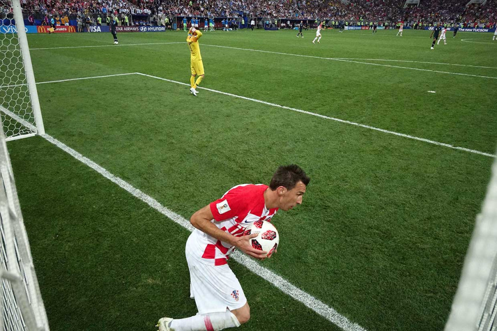 Kroasia sempat memperkecil ketertinggalan menjadi 4-2 lewat gol Mandzukic memanfaatkan kesalahan fatal kiper Hugo Lloris pada menit ke-69.