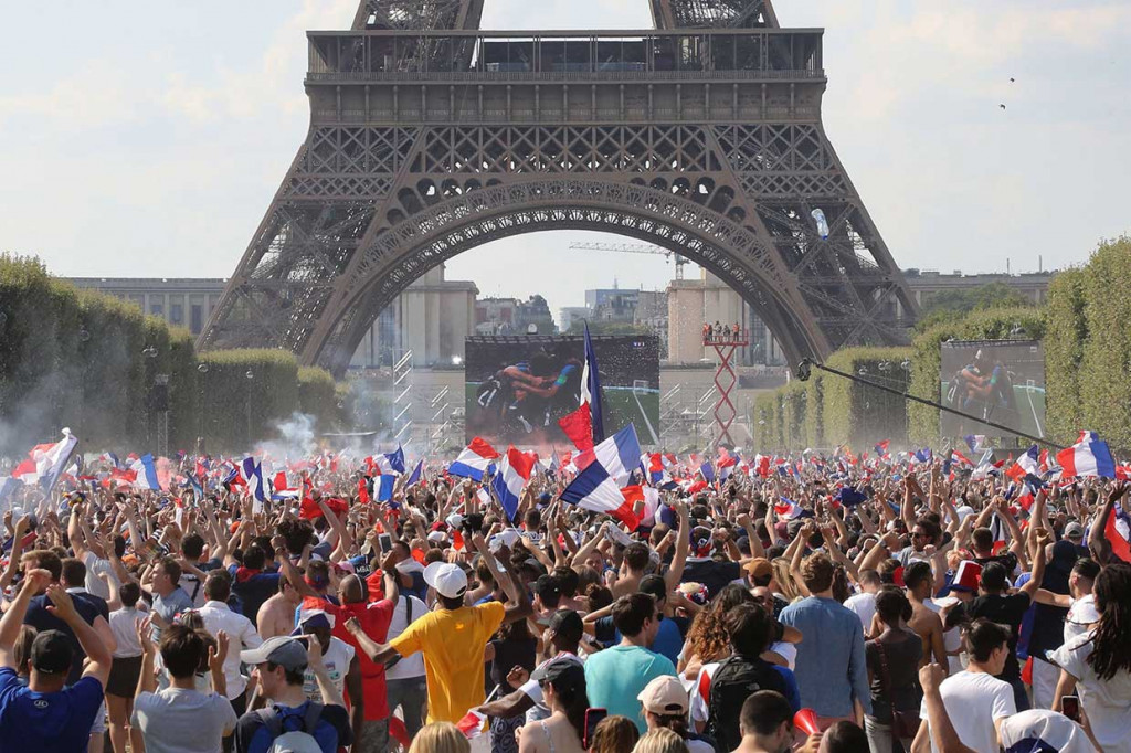 Di Paris, sekitar 90 ribu orang menyaksikan siaran langsung bersama melalui layar besar di dekat Menara Eifel, kesemarakan terlihat dengan bunyi-bunyian klakson, kibaran bendera nasional serta lautan massa dengan baju merah-putih-biru.