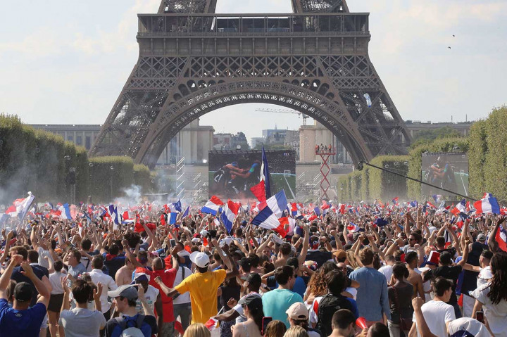 Di Paris, sekitar 90 ribu orang menyaksikan siaran langsung bersama melalui layar besar di dekat Menara Eifel, kesemarakan terlihat dengan bunyi-bunyian klakson, kibaran bendera nasional serta lautan massa dengan baju merah-putih-biru.