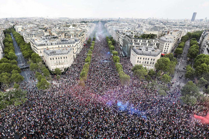Bahkan sebelum wasit meniup peluit akhir pertandingan, ratusan ribu orang sudah berkumpul Champs Elysee menuju Arc de Triomphe, tempat yang biasa dipakai untuk perayaan besar.