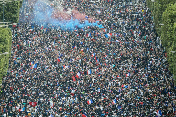 Sekitar 250 ribu orang diperkirakan memenuhi Champs Elysees dan Place de la Concorde.