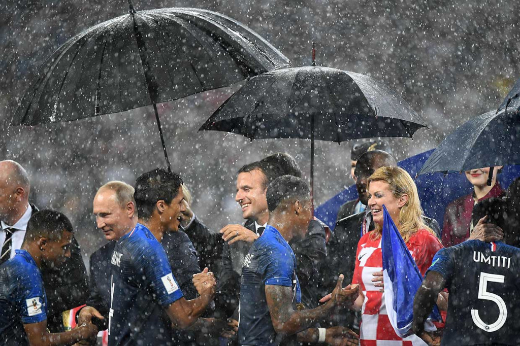 Presiden Prancis Emmanuel Macron, yang bersama isterinya Brigitte juga datang ke Moskow, memeluk para pemain setelah pertandingan final di Stadion Luzhniki.