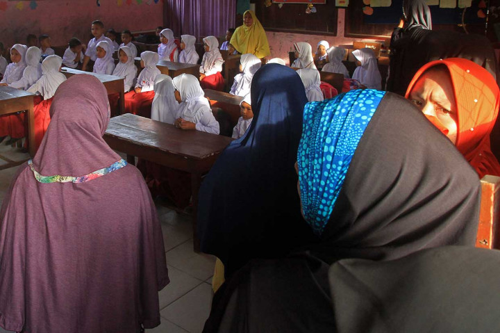 Sejumlah orang tua murid turut menunggu anaknya pada hari pertama masuk sekolah di SDN 6 Tanah Jambo Aye, Aceh Utara. Antara Foto/Syifa Yulinnas